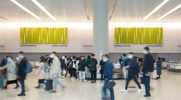 “未来数字雨”绿植墙登陆上海虹桥机场T2国内到达行李提取区